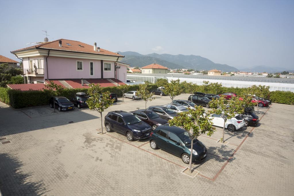Residence Borgomare Албенга Екстериор снимка