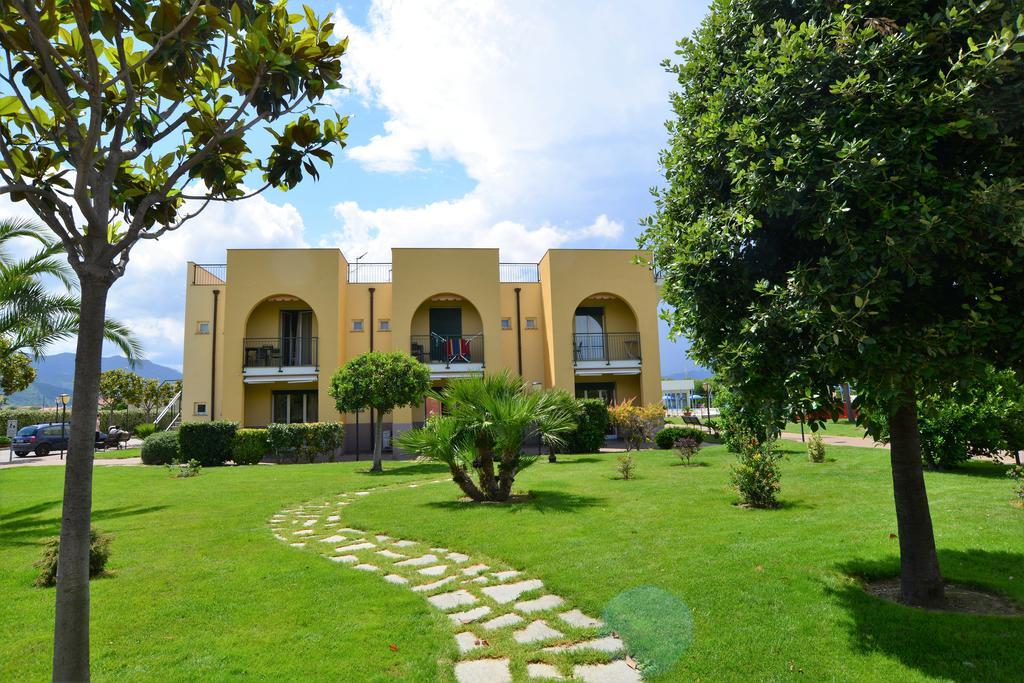 Residence Borgomare Албенга Екстериор снимка